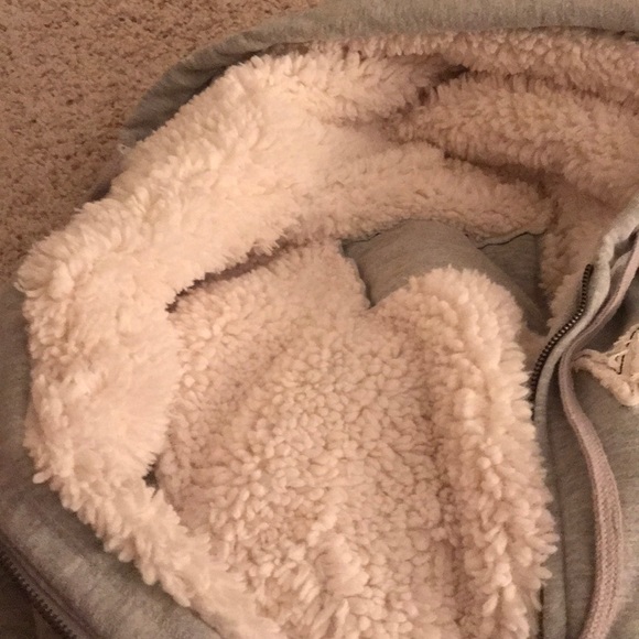 Light grey jacket with fur inside - Picture 2 of 3